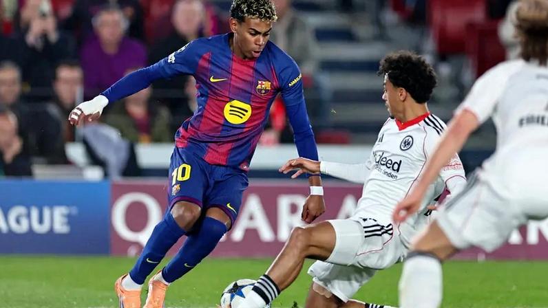 Lamine Yamal em ação pelo Barcelona contra o Frankfurt, pela Champions League