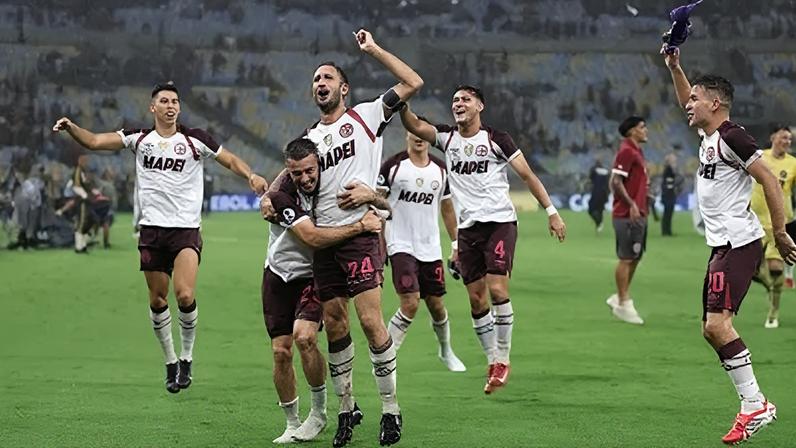 Jogadores do Lanús comemoram o título da Recopa no Maracanã