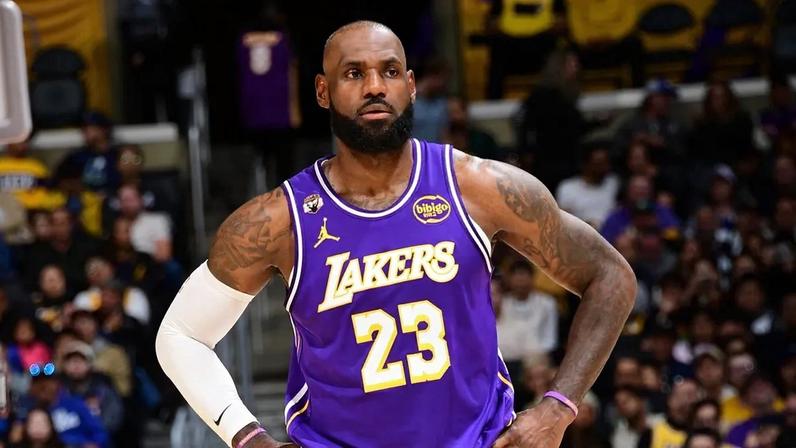 LeBron James faz história enquanto Lakers vencem Mavericks