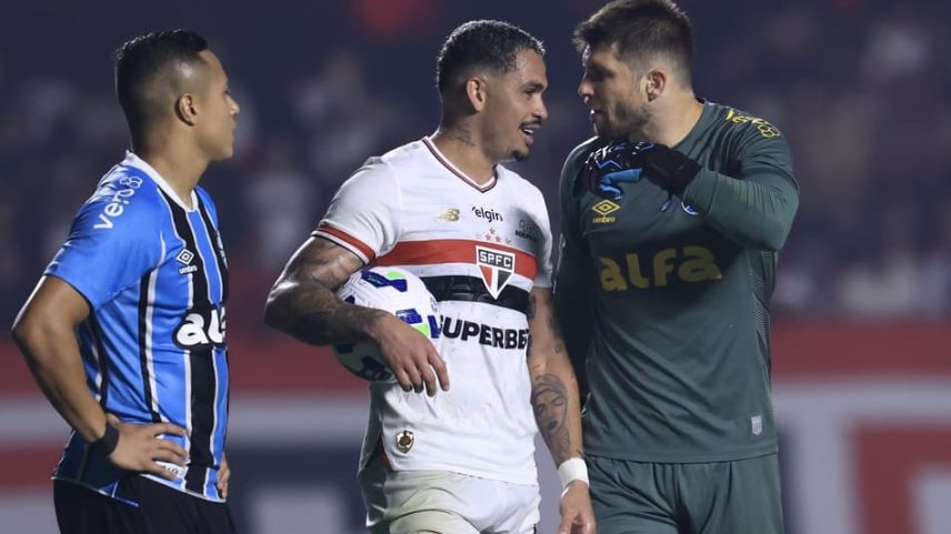 Luciano conversa com jogadores do Grêmio após pênalti assinalado para o São Paulo. (Foto: Marcello Zambrana/AGIF)