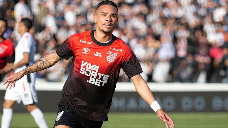Luiz Fernando, do Athletico, está próximo de acertar sua ida ao Fortaleza (Foto: Giovani Baccin/Agif/Gazeta Press)