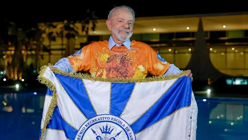 O presidente Lula com o estandarte da escola Acadêmicos de Niterói. (Foto: Ricardo Stuckert/PR)