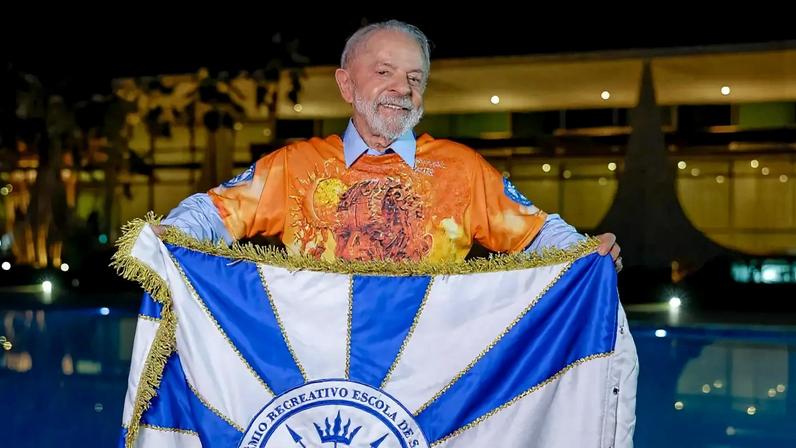 O presidente Lula com o estandarte da escola Acadêmicos de Niterói. (Foto: Ricardo Stuckert/PR)