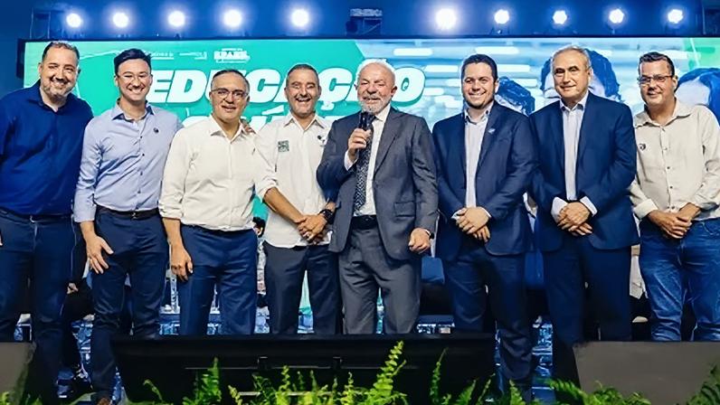 Lula com os prefeitos Marcelo Oliveira (PT–Mauá); Gilvan Junior (PSDB–Santo André); Marcelo Lima (Podemos–São Bernardo do Campo); Tite Campanella (PL–São Caetano do Sul); Taka Yamauchi (MDB–Diadema); Akira Auriani (PSB–Rio Grande da Serra); e Guto Volpi (PL–Ribeirão Pires)
