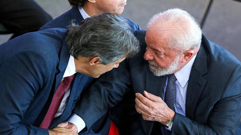 O presidente Luiz Inácio Lula da Silva tenta convencer o ministro da Fazenda, Fernando Haddad, a concorrer ao governo de São Paulo (Foto: Fabio Rodrigues-Pozzebom/ Agência Brasil)