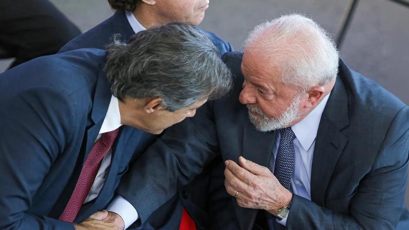 O presidente Luiz Inácio Lula da Silva tenta convencer o ministro da Fazenda, Fernando Haddad, a concorrer ao governo de São Paulo (Foto: Fabio Rodrigues-Pozzebom/ Agência Brasil)
