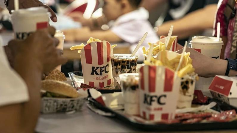 Clientes em um restaurante da KFC em Xi’an. (Foto: Qilai Shen/Bloomberg)