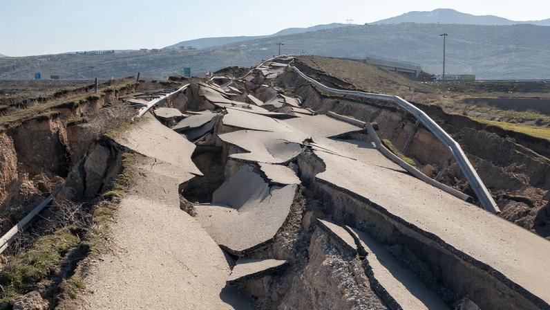 An earthquake starts at the left end (star) of the fault (blue patch) and propagates from left to right (as shown by the orange pulse). A secondary “boomerang” rupture front propagates backward. Courtesy of the researchers