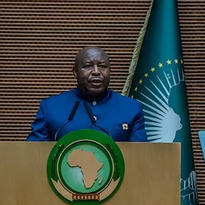 Conflitos internos e interferências de grandes potências fragilizam a África