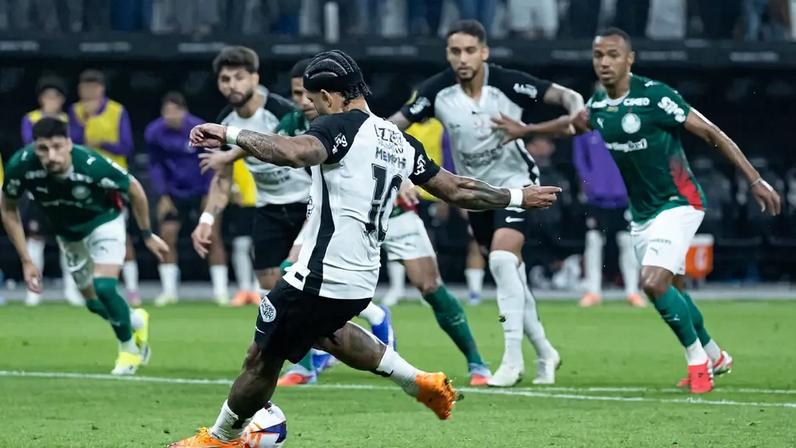 Memphis Depay perde pênalti em Corinthians x Palmeiras (Foto: Léo Barrilari/GazetaPress)