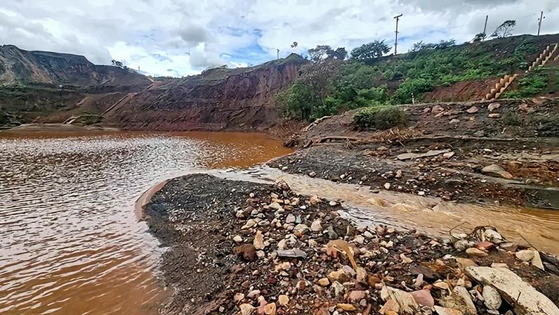 A área da Mina de Fábrica, onde ocorreu o vazamento em janeiro – foto: MPMG/divulgação