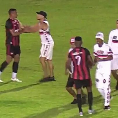 Torcida do Moto Club invade o campo e agride jogadores; jogadores reagem