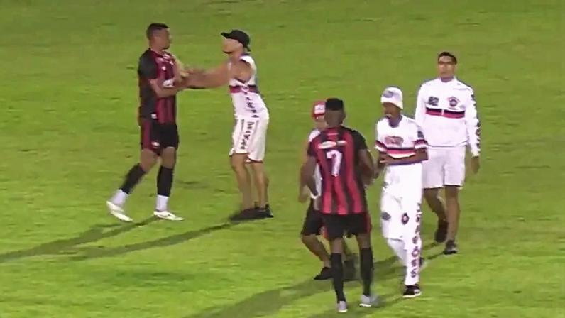Torcida do Moto Club agride jogadores durante partida (Foto: Reprodução / Total Sports)