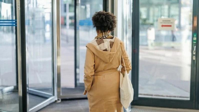 Mulheres deixam o mercado de trabalho dos EUA em ritmo recorde