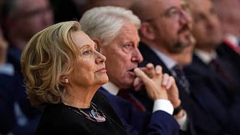 Hillary y Bill Clinton, en un acto en Belfast en 2023.