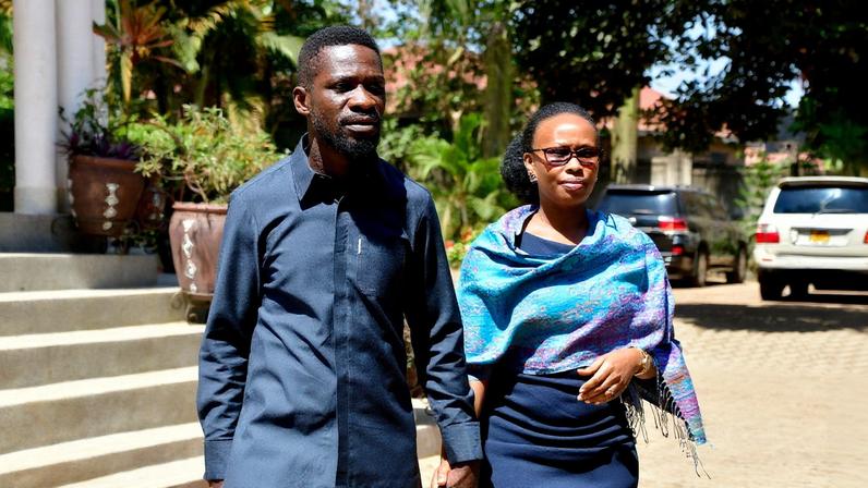 Ministro de Uganda condena operação militar na casa de líder oposicionista