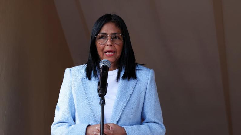 Kallas da UE propõe levantar sanções contra Delcy Rodríguez