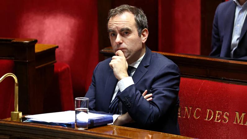 Governo francês sobrevive ao primeiro voto de desconfiança sobre lei de energia