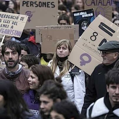 Mais da metade dos jovens espanhóis vê o feminismo como manipulação política