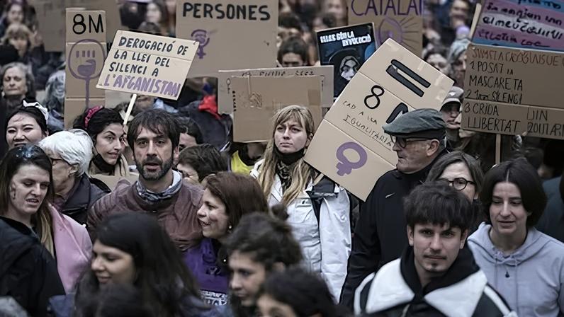 Mais da metade dos jovens espanhóis vê o feminismo como manipulação política