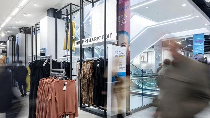 Shein vs Primark: disputa de fast fashion mostra virada do físico ao digital