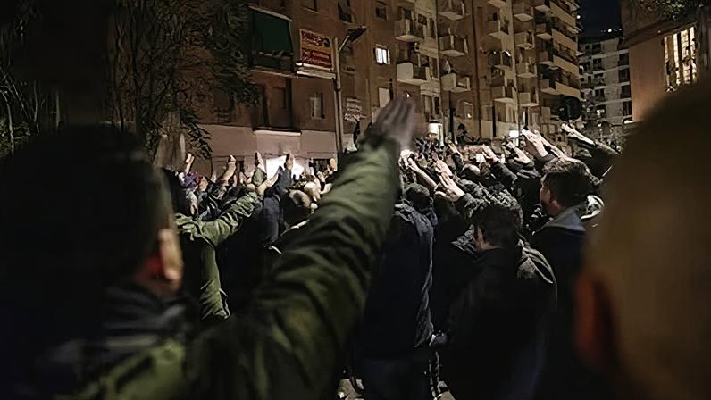 Militantes del partido de extrema derecha italiano CasaPound hacen el saludo nazi en recuerdo del aniversario del asesinato de tres jóvenes ultraderechistas, en 2019.