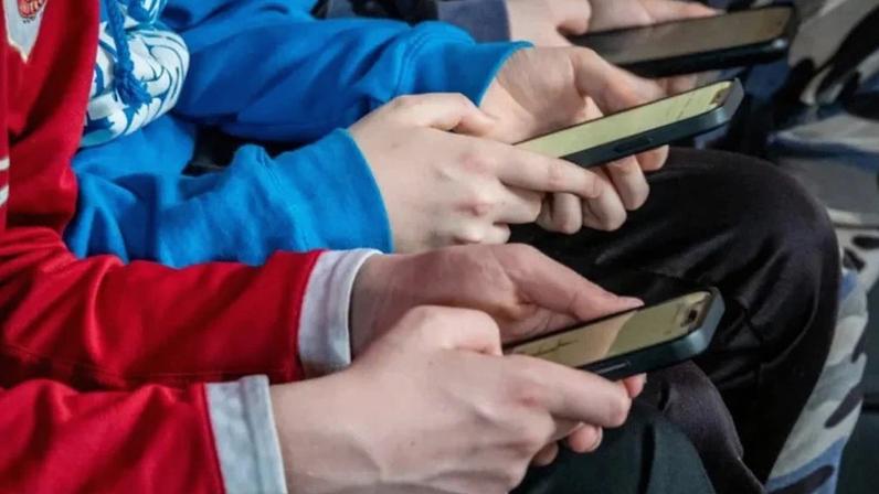 Geração em risco impulsiona reação global aos impactos das telas