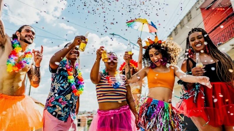 Foliões no carnaval: feriados e temperatura elevada favorecem o lazer