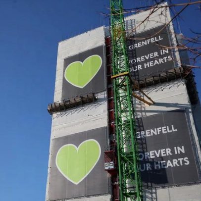 Famílias de Grenfell pedem preservação das paredes da torre com pegadas de mãos