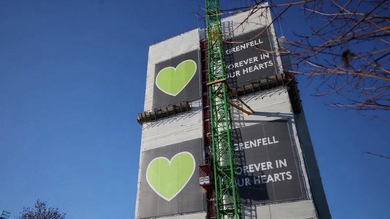 Famílias de Grenfell pedem preservação das paredes da torre com pegadas de mãos