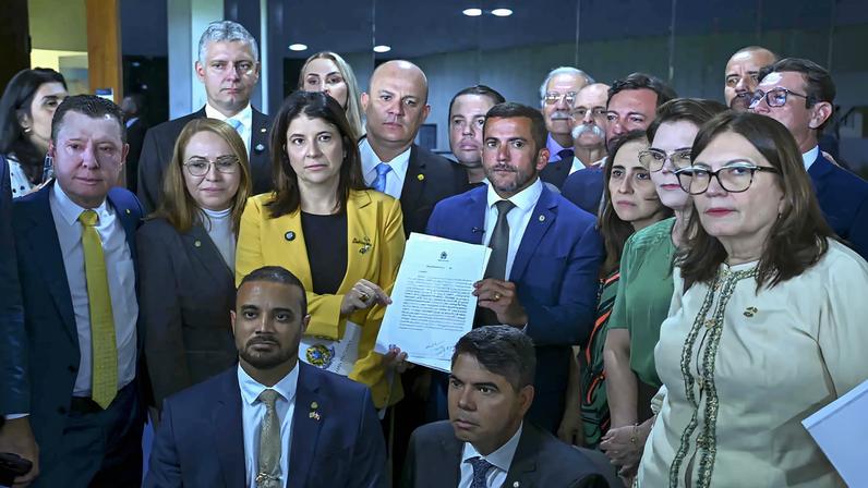 Oposição atua no caso Master com pressão por CPMI, impeachment e dados