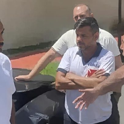 PH, do Vasco, cobrado por torcida após tietar Neymar