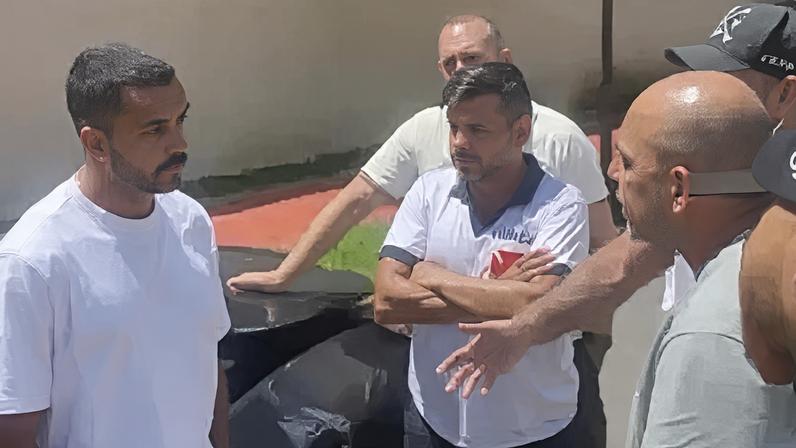 Paulo Henrique, jogador do Vasco, é cobrado por membros de organizada do clube