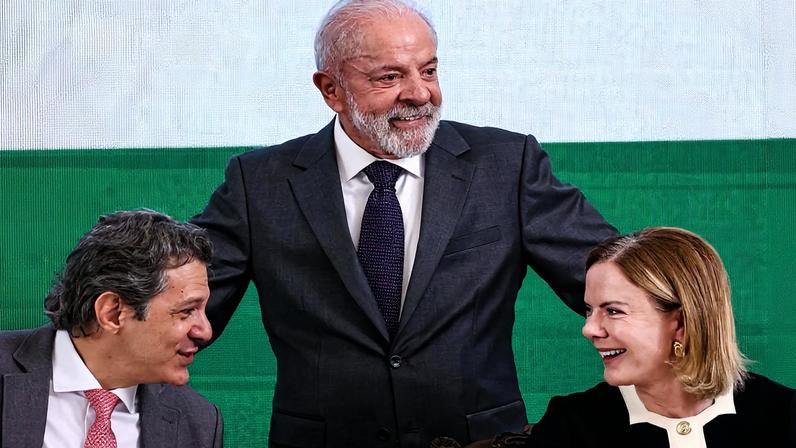 O presidente Lula, o ministro da Fazenda, Fernando Haddad, e a ministra de Relações Institucionais, Gleisi Hoffmann, em 4 de dezembro de 2025. Foto: Marcelo Camargo/Agência Brasil