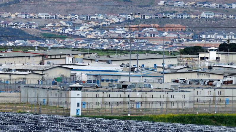 Prisões estaduais ficaram mais letais e violentas com a escassez de guardas, aponta revisão