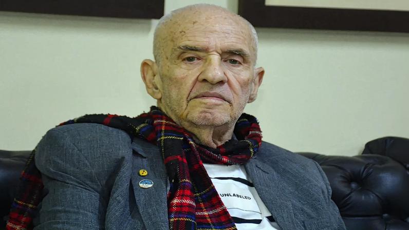 Carlos Nejar está em tratamento médico