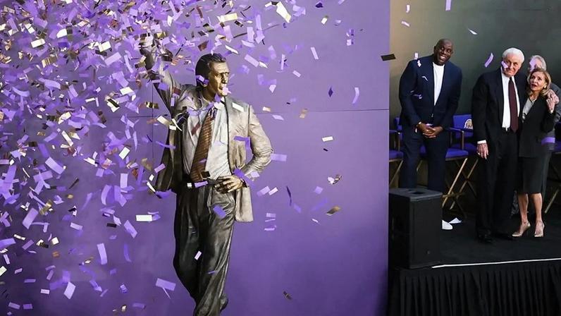 Pat Riley, presidente do Heat, recebe estátua no Lakers