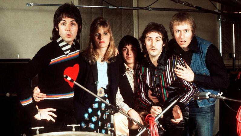 Paul McCartney, Linda McCartney, Jimmy McCulloch, Denny Laine, and Geoff Britton of Wings in 1974.