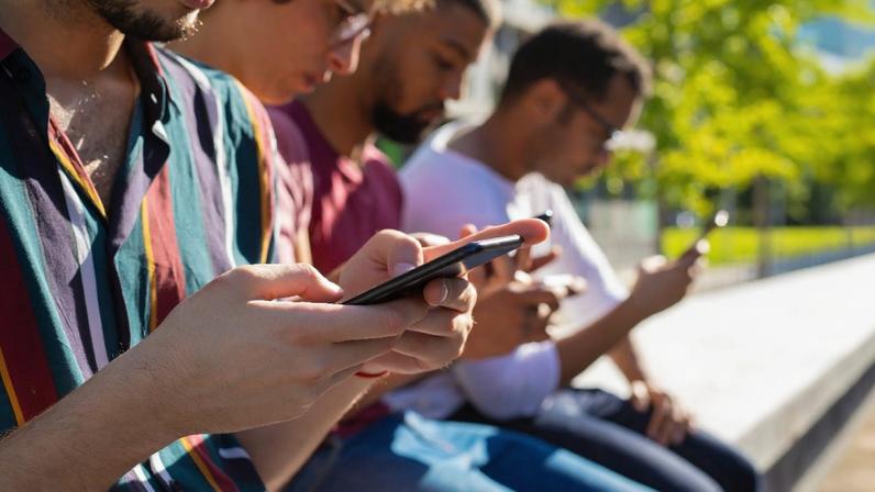 Experimento de mês sem celular gera debates sobre dependência tecnológica