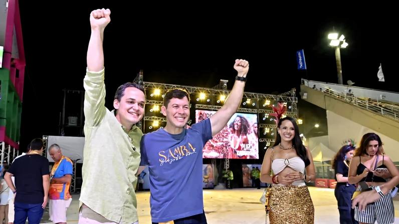 Pazolini e Arnaldinho juntos no Sambão do Povo durante o Carnaval de Vitória, em gesto que movimentou os bastidores políticos. Foto: Marcos Salles