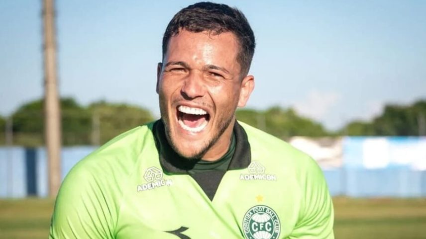 Goleiro do Coritiba marca pela primeira vez e dedica gol a Wilson
