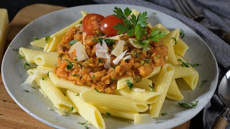 Penne ao molho bolonhesa de lentilha (Imagem: homydesign | Shutterstock)