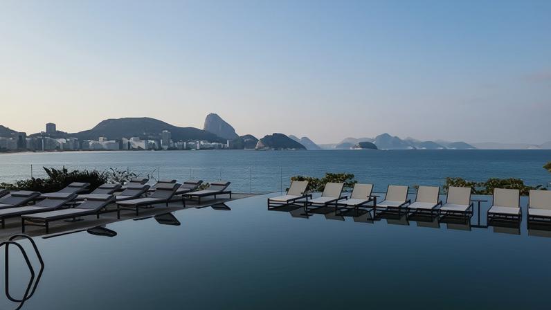 Piscina de borda infinita do Fairmont Rio tem vista para a Praia de Copacabana
