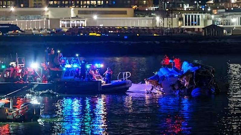 Imagen de los servicios de emergencia durante el rescate del accidente aéreo en Washington.
