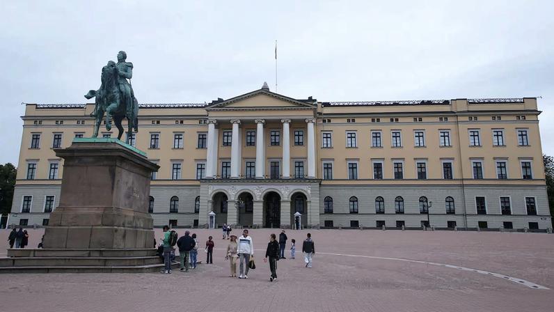 Tourists walk outside the Royal Palace in Oslo, Norway. REUTERS/Tom Little