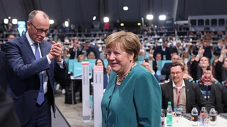 A sombra de Merkel persegue Merz um ano após vencer as eleições alemãs