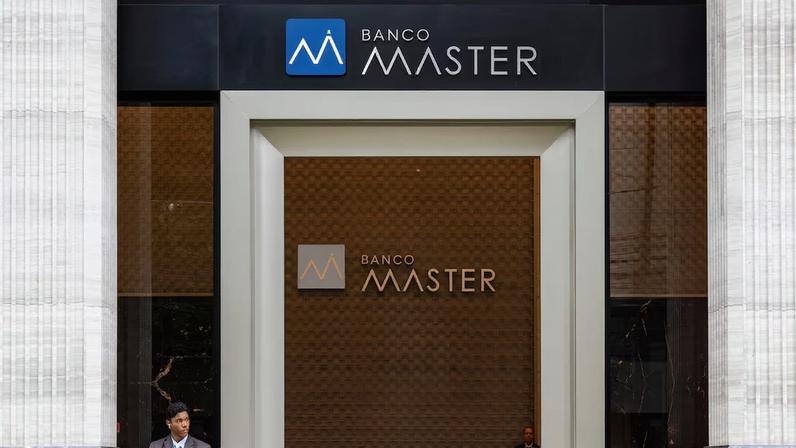 A sede do Banco Master em São Paulo, Brasil, cujo CEO, Daniel Vorcaro, foi detido no âmbito de uma investigação por fraude da Polícia Federal.