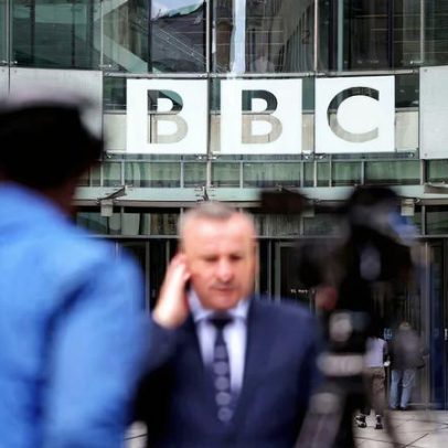 BBC pede desculpas por exibir insulto racial feito por convidado com Tourette