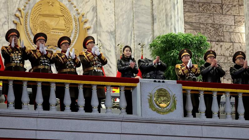 Filha do líder da Coreia do Norte aparece em desfile militar, segundo a mídia estatal
