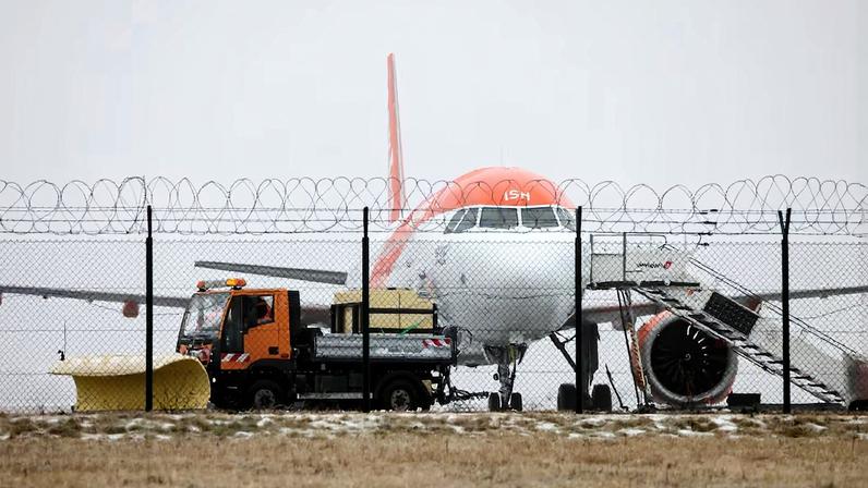 Berlin Brandenburg Airport closed due to ice on tarmac